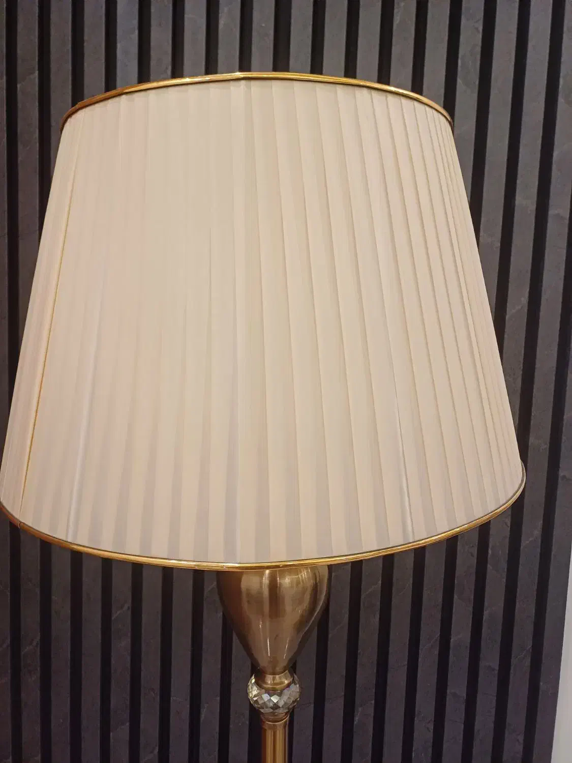 آباژور ایستاده در حد نو|چراغ خواب و آباژور|مشهد, الهیه|دیوار