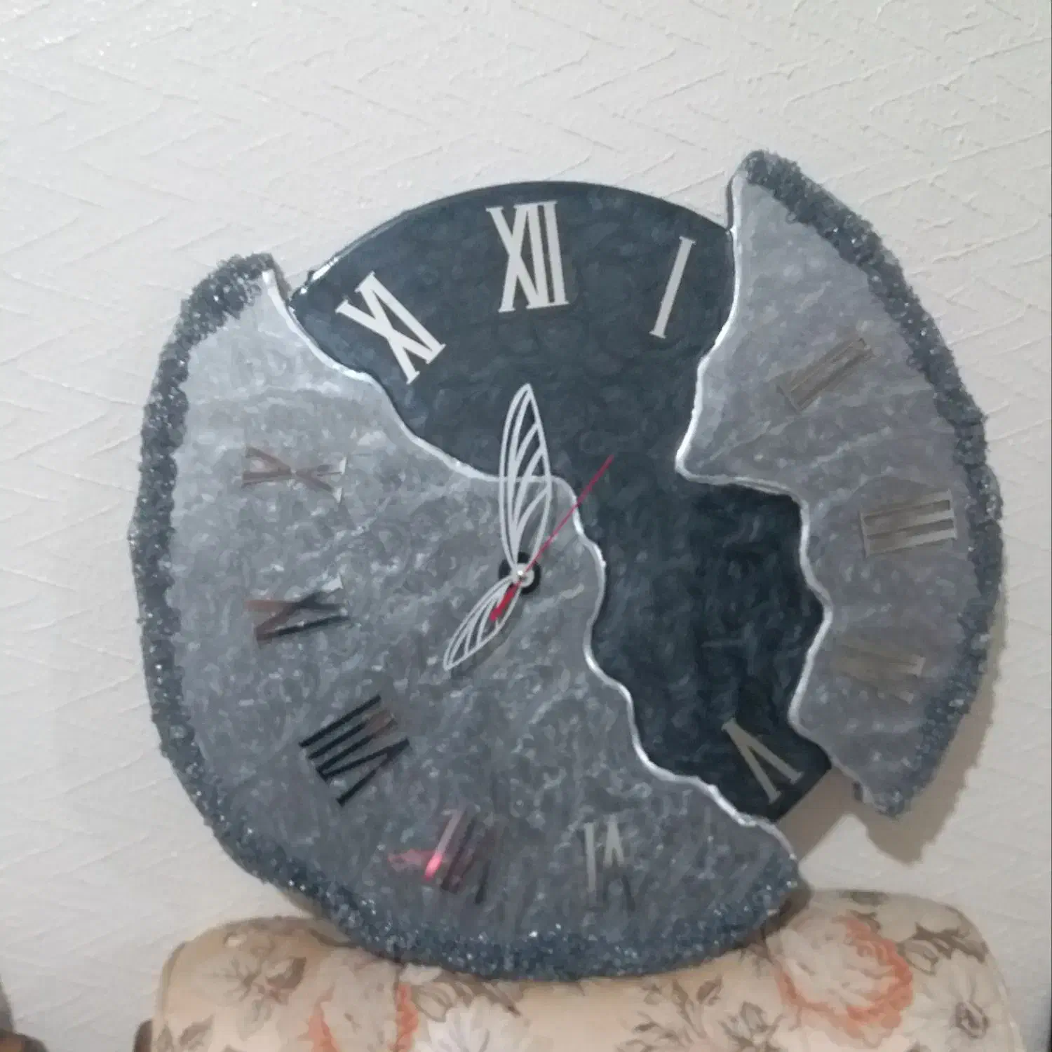 ساعت رزینی مشکی وساعت دفرمه نقره ای|ساعت دیواری و تزئینی|شاهین‌شهر, شهرک گلدیس|دیوار