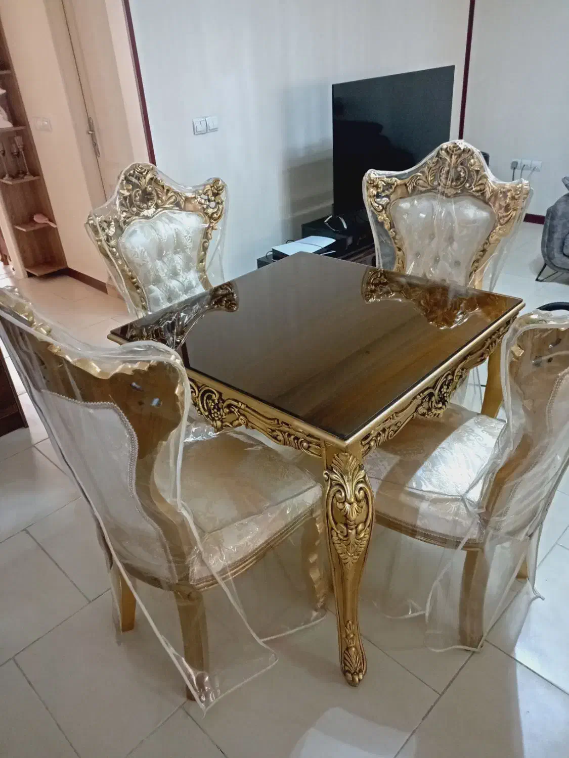 میز ناهار خوری ۴ نفره سالم و تمیز|میز و صندلی غذاخوری|گرمدره, |دیوار