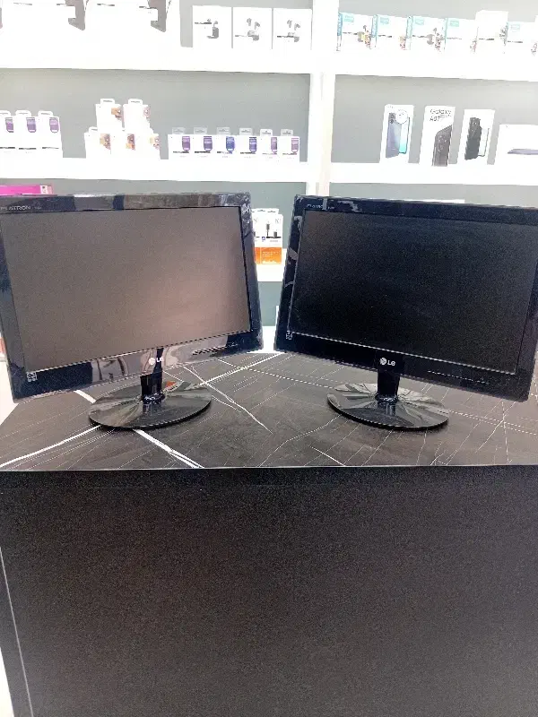 دو عدد مانیتور و دو عدد کیس کاملا سالم|قطعات و لوازم جانبی رایانه|شاهینشهر, عطار|دیوار