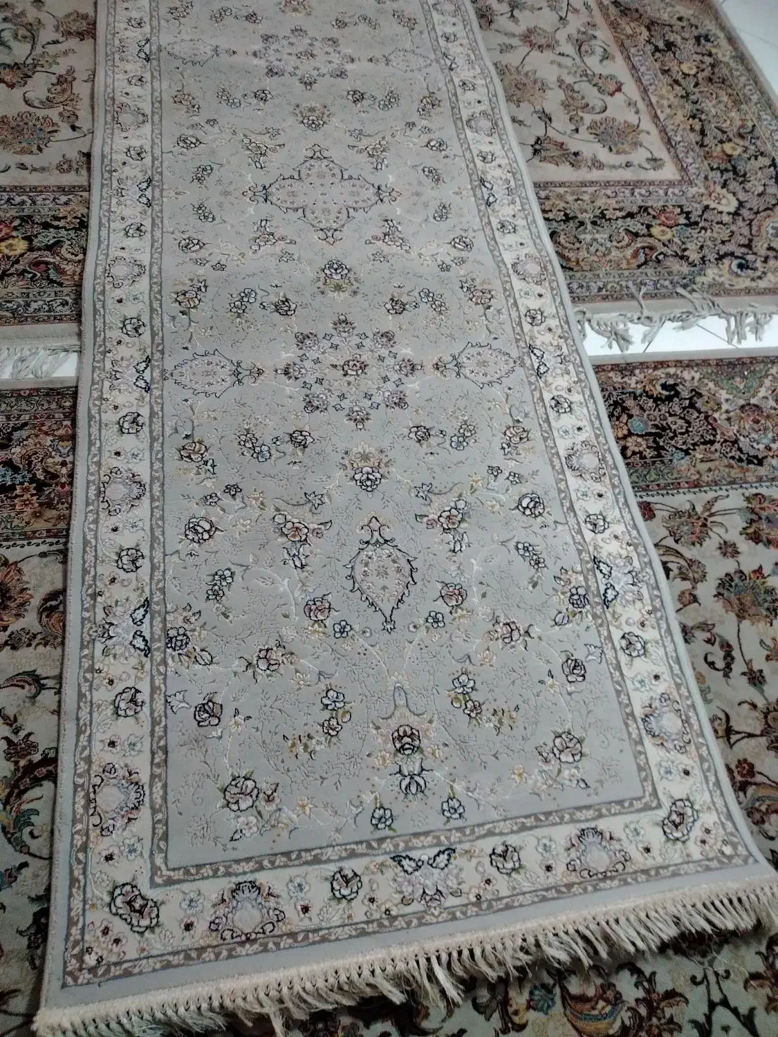 فرش کناره ۴ متری طرح افشان بسیار سالم|فرش|تهران, مجیدیه|دیوار