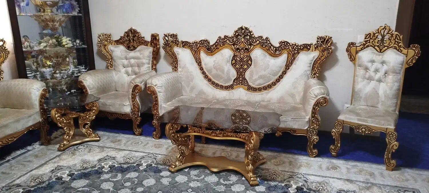 مبل سلطنتی ۹ نفره همراه با میز عسلی|مبلمان خانگی و میز عسلی|نجف‌آباد, مسکن مهر|دیوار