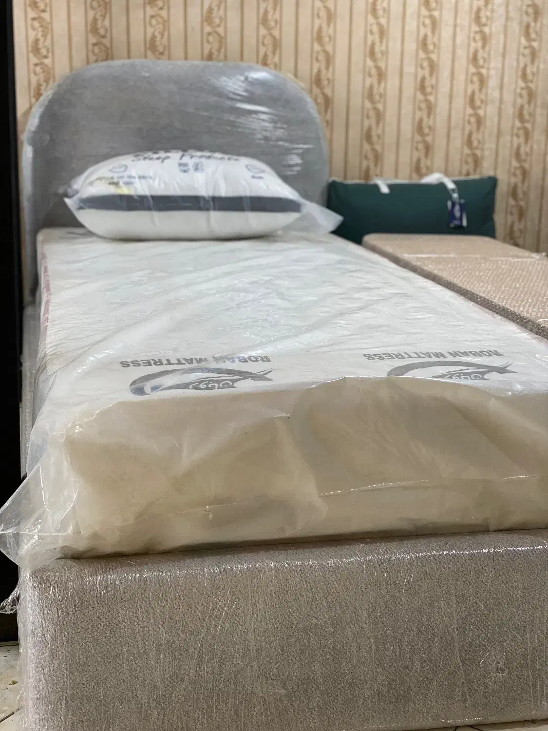تخت دونفره تمام پارچه ای|تخت و سرویس خواب|چهاردانگه (تهران), |دیوار