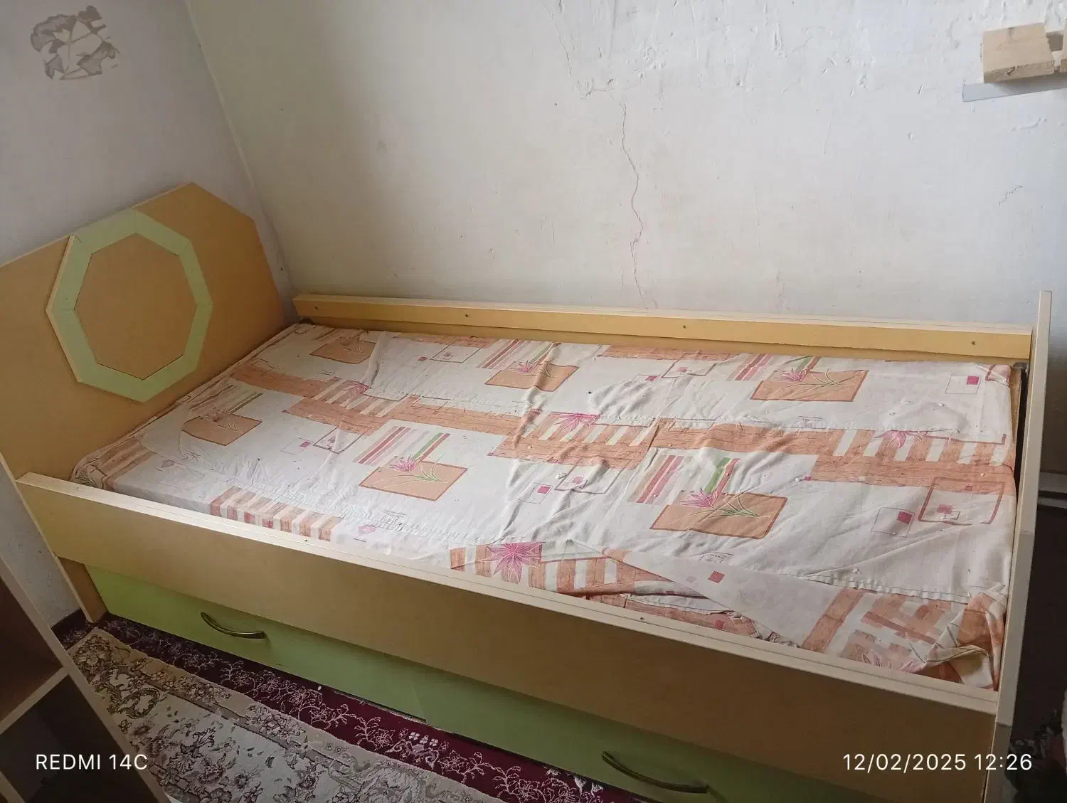 تخت یک نفره|تخت و سرویس خواب|رشت, چمارسرا|دیوار