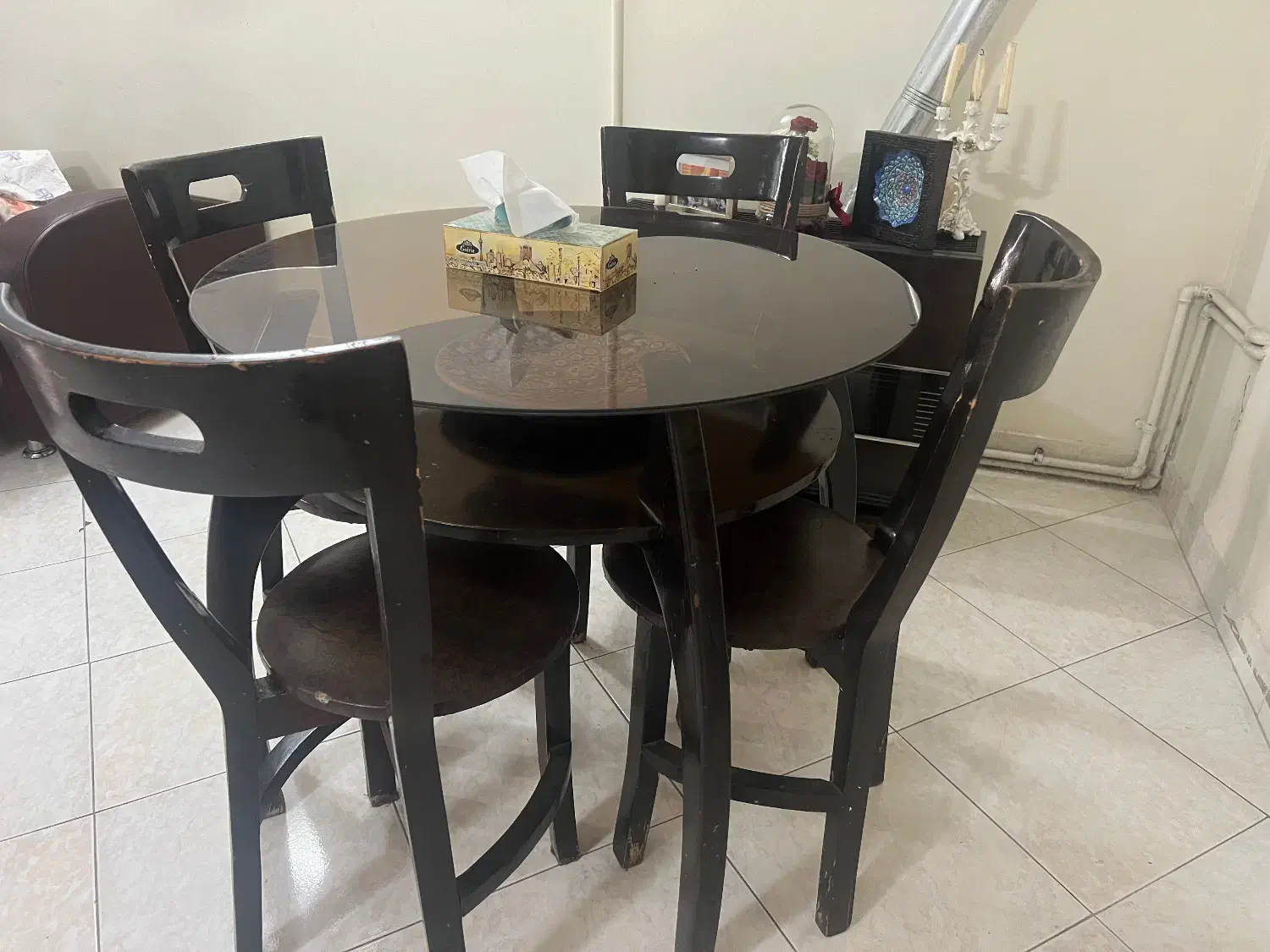 میز نهارخوری به همراه ۴ صندلی چوبی|میز و صندلی غذاخوری|سمنان, |دیوار