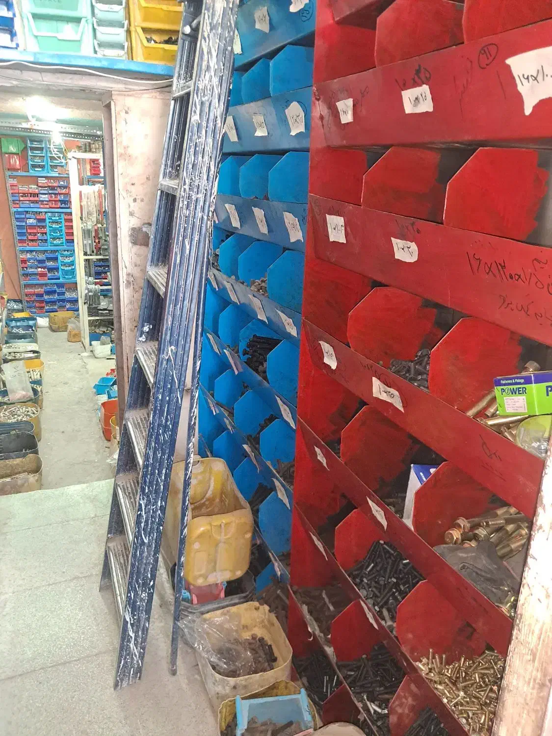 اگهی استخدام فروشنده پیچ و مهره|استخدام خدمات فروشگاه و رستوران|میناب, |دیوار