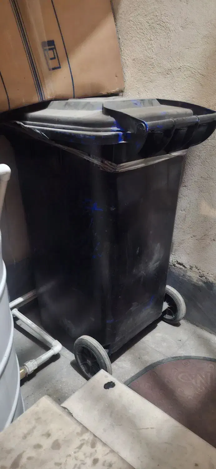 سطل آشغال بزرگ کاملا سالم زیاد استفاده نشده|لوازم نظافت|تهران, جیحون|دیوار