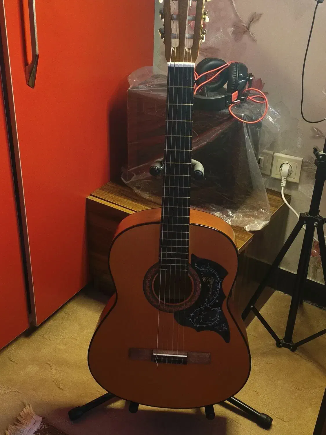 گیتار کلاسیک|گیتار، بیس، امپلیفایر|اردبیل, |دیوار