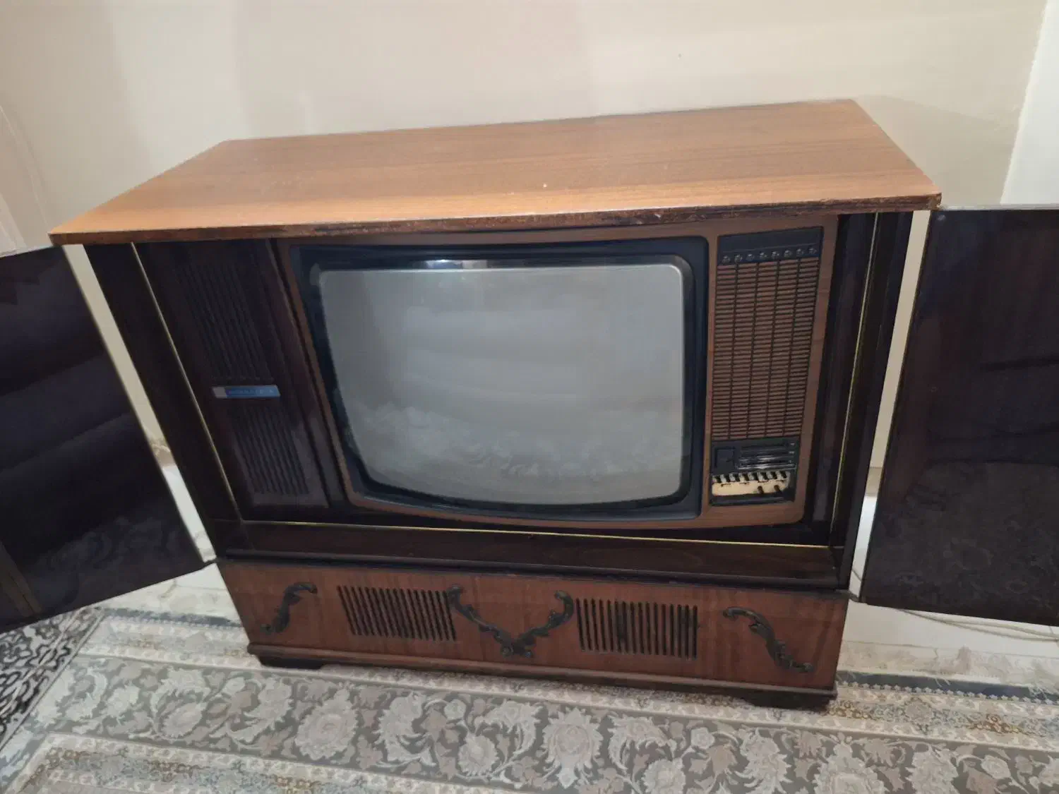 تلویزون کمدی قدیمی تمیز|کلکسیون اشیاء عتیقه|اصفهان, نقش جهان|دیوار