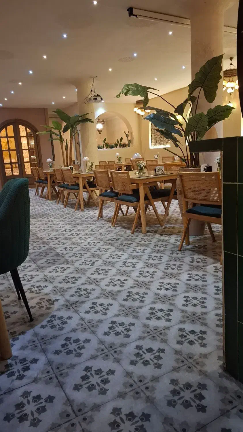 به یک ویتر خانم با سابقه نیازمندیم|استخدام خدمات فروشگاه و رستوران|تهران, نجات اللهی|دیوار