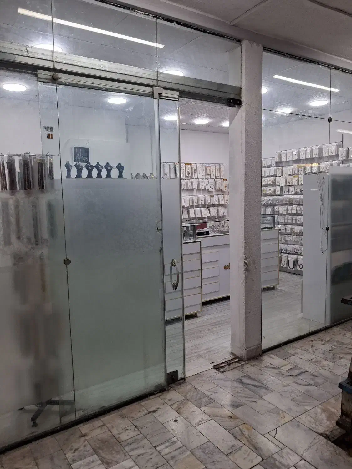 فروش مغازه زیورآلات در مرکز بازار طلافروشان رشت|فروش مغازه و غرفه|رشت, بازار|دیوار