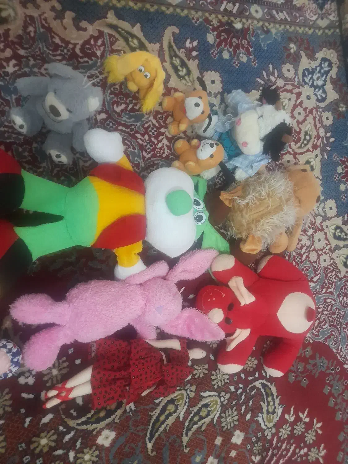 تعدادی عروسک|اسباب‌بازی بچه|ساوه, |دیوار