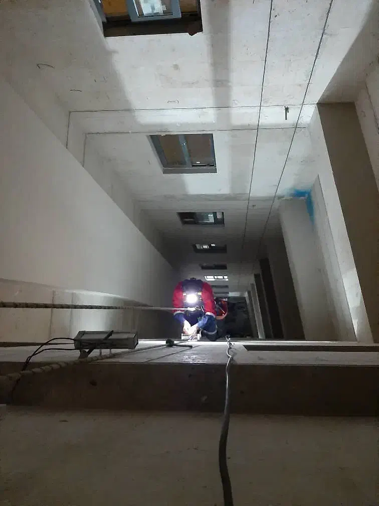 کار در ارتفاع با طناب عایق بندی وآب گریز نما|خدمات پیشه و مهارت|شیراز, گلدشت معالی‌آباد|دیوار