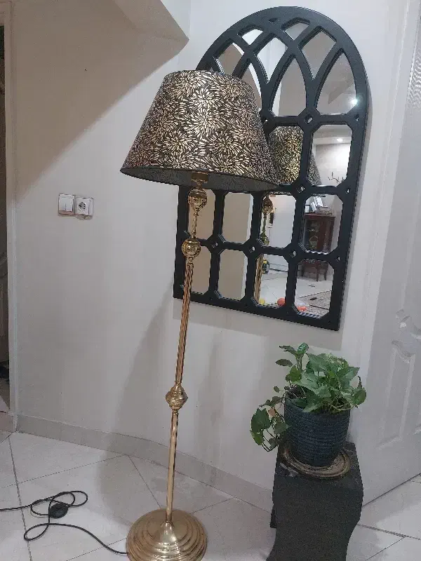 آباژور ایستاده طلایی|چراغ خواب و آباژور|مشهد, کلاهدوز|دیوار