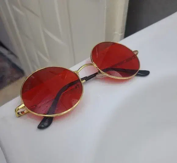 عینک قرمز|زیورآلات و اکسسوری|اندیشه, اندیشه فاز ۱|دیوار