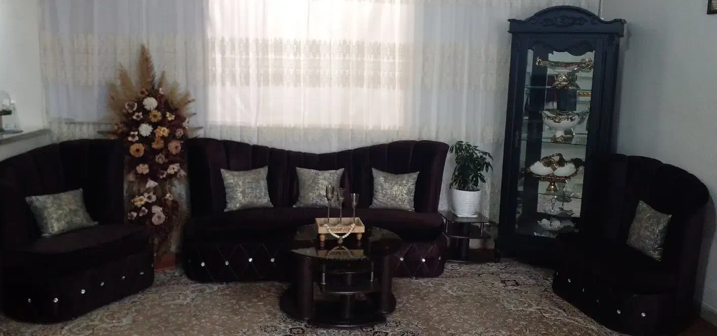 مبل ۷ نفره تمیز و مرتب همراه با ۳تا میز عسلی.۴تومن|مبلمان خانگی و میز عسلی|قوچان, |دیوار
