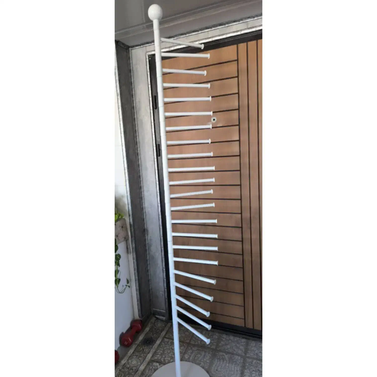 رگال شال|بندرخت و رخت‌آویز|شاهین‌شهر, حافظ جنوبی|دیوار