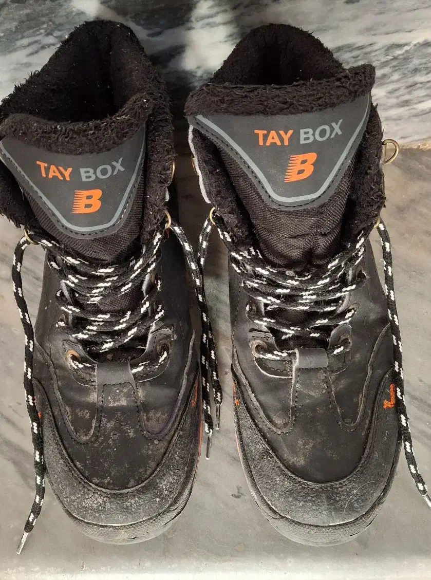 کفش مقاوم داخل خز|کیف، کفش، کمربند|بروجرد, |دیوار