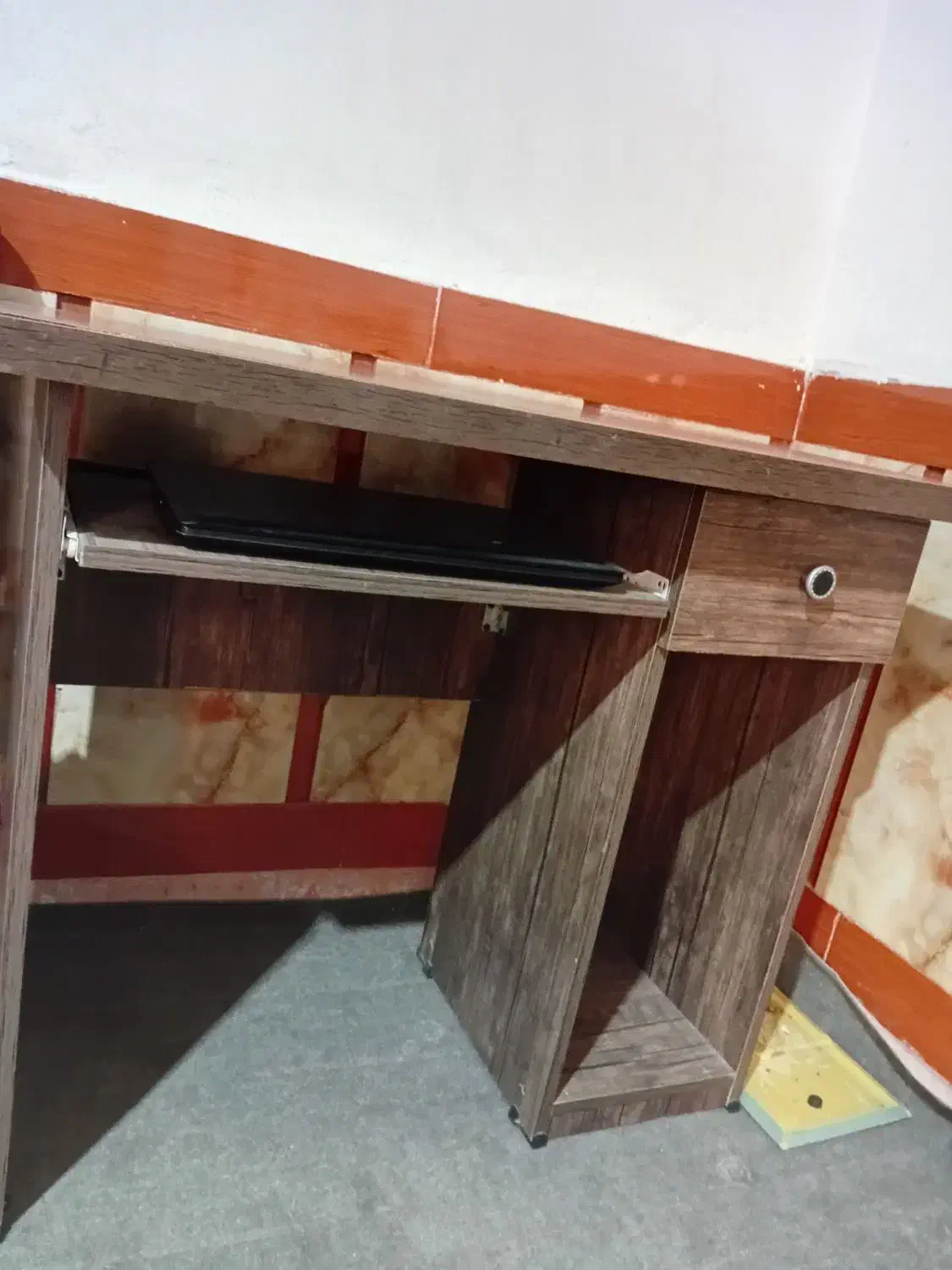 میز کامپیوتر|میز تحریر و کامپیوتر|تربت جام, میان جام|دیوار