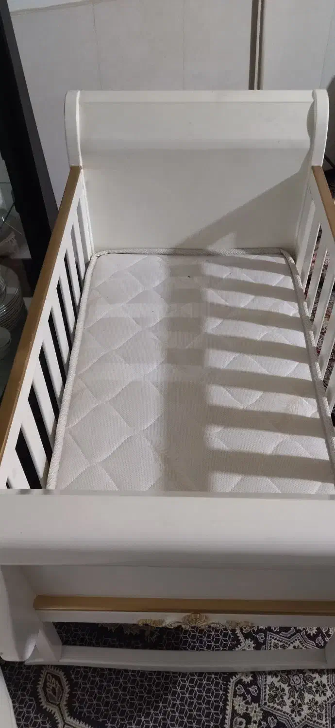 تخت گهواره ای ومیز تعویض کودک|تخت و صندلی بچه|مشهد, امیرآباد|دیوار