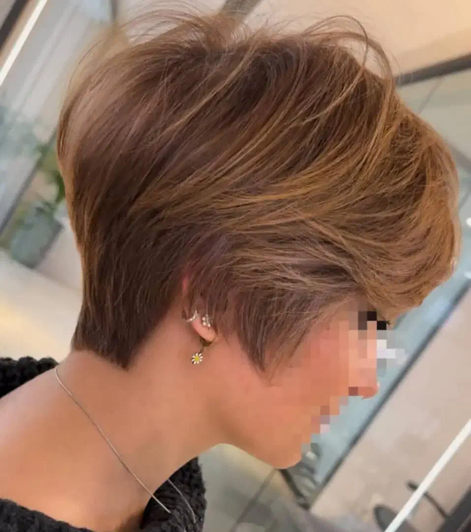 مدل رایگان کوتاهی ژورنالی آرایشگر حرفه‌ای|خدمات آرایشگری و زیبایی|رشت, معلم|دیوار