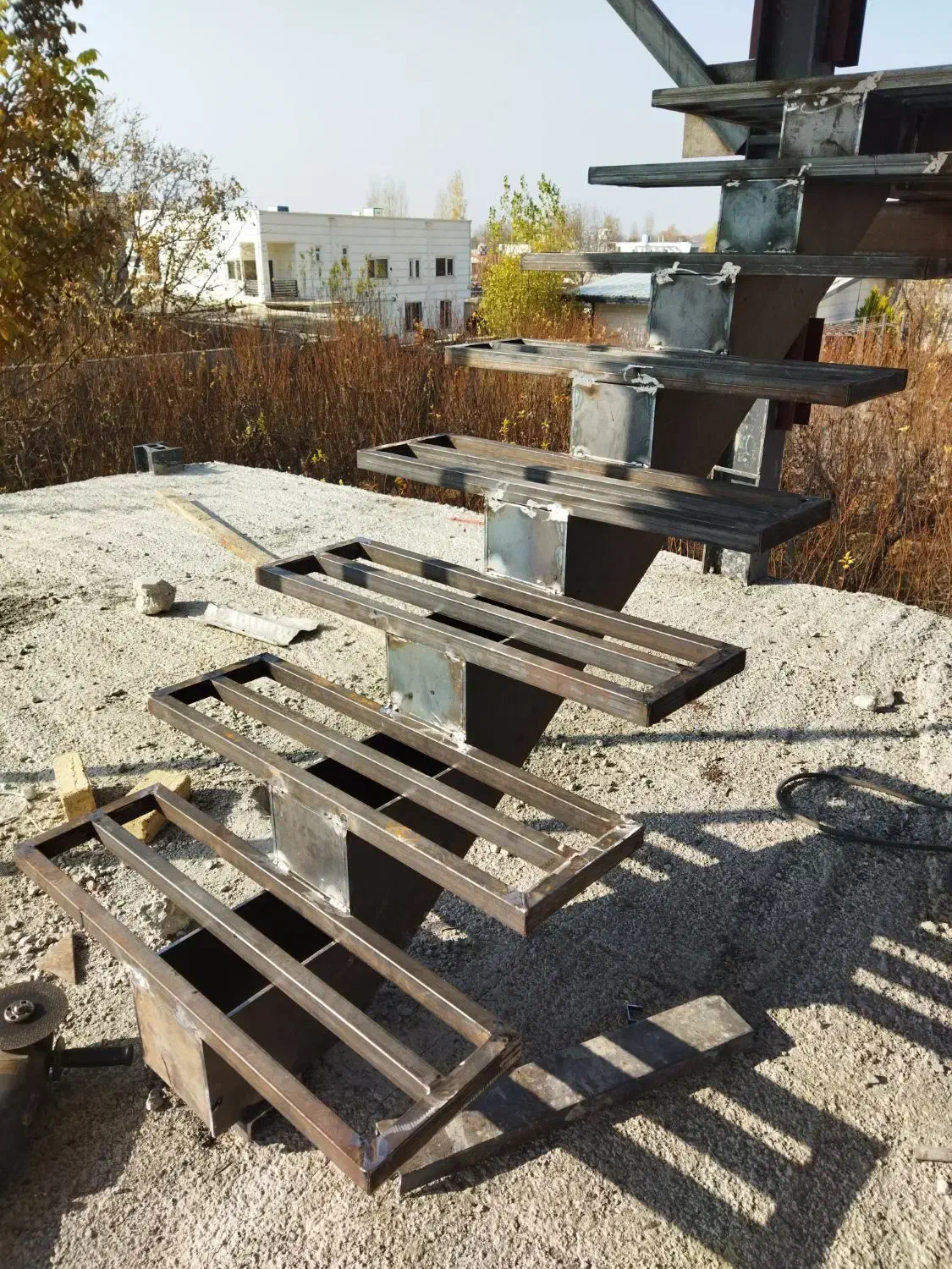 نوردکاری و طراحی اجرا و نصب پله های فلزی|خدمات پیشه و مهارت|هشتگرد, کوی بهروز|دیوار