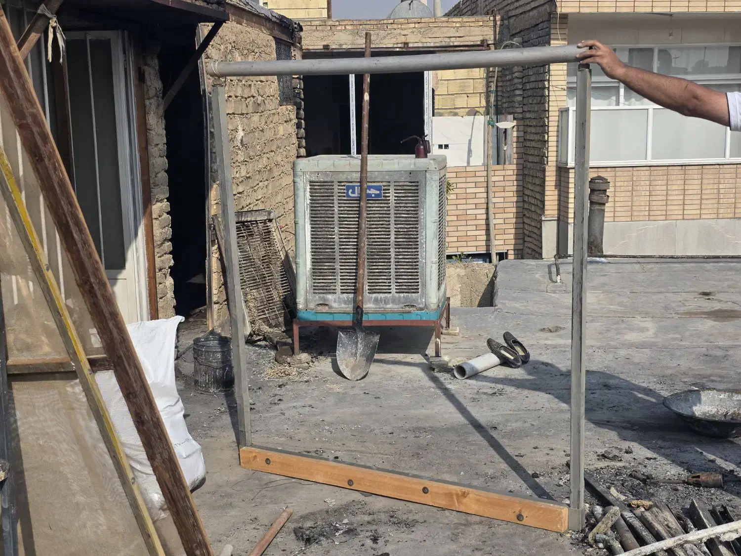 دار قالی ۱۰ تایی نو|ابزارآلات|اصفهان, باغ فدک|دیوار