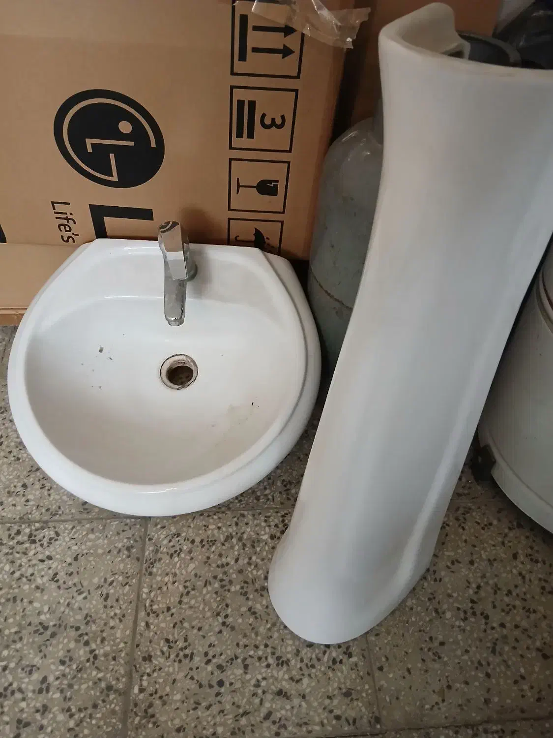 روشویی بهمراه شیرآب|لوازم سرویس بهداشتی|اراک, |دیوار