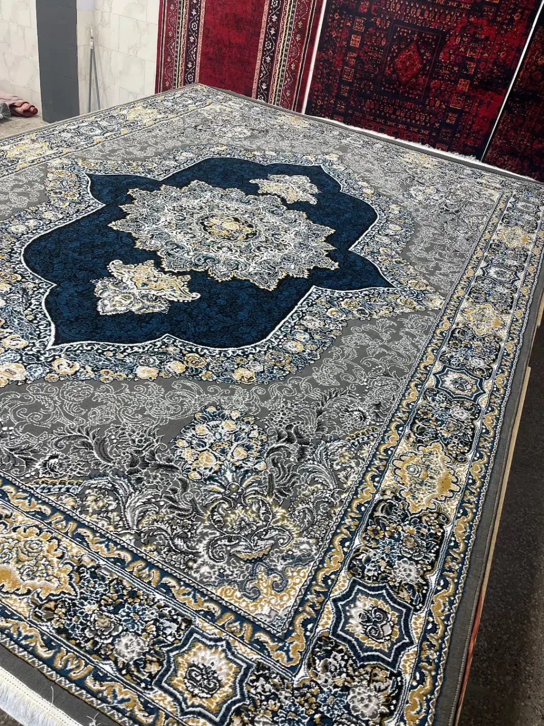 فرش تخفیف خورده|فرش|شیراز, شهرک گلها|دیوار