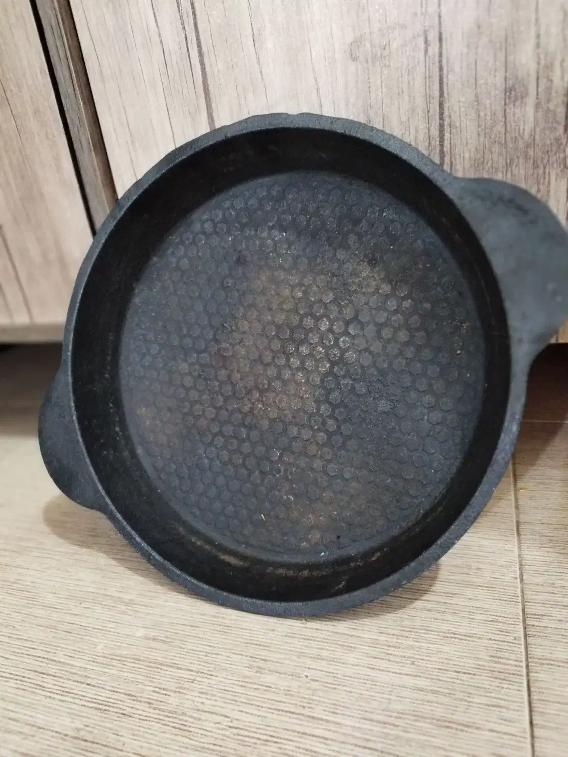 تابه چدنی|ظروف پخت‌وپز|نیشابور, بزرگمهر|دیوار