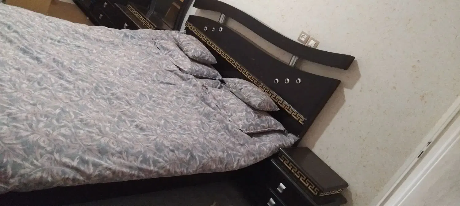 تخت و پاتختی ،سالم ،بدون شکستگی|تخت و سرویس خواب|بروجن, |دیوار