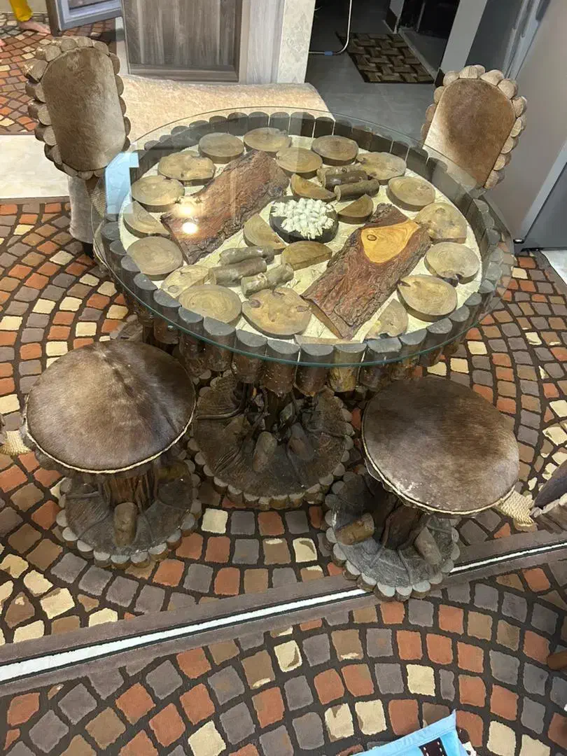 میز ناهار خوری تمام چوب و صندلی چرم‌گاو|میز و صندلی غذاخوری|رشت, کوی مهر|دیوار