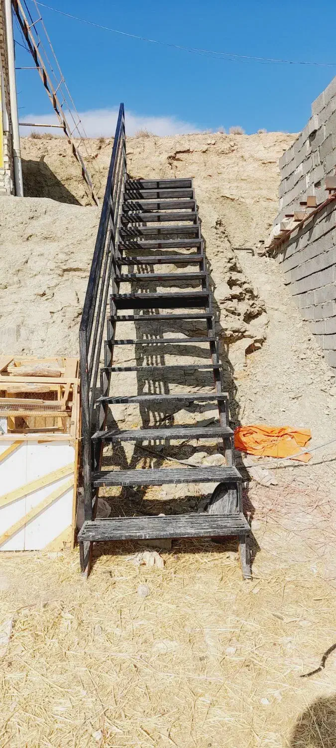 پله نرده ای|عمدهفروشی|گلبهار, شهر جدید گلبهار|دیوار