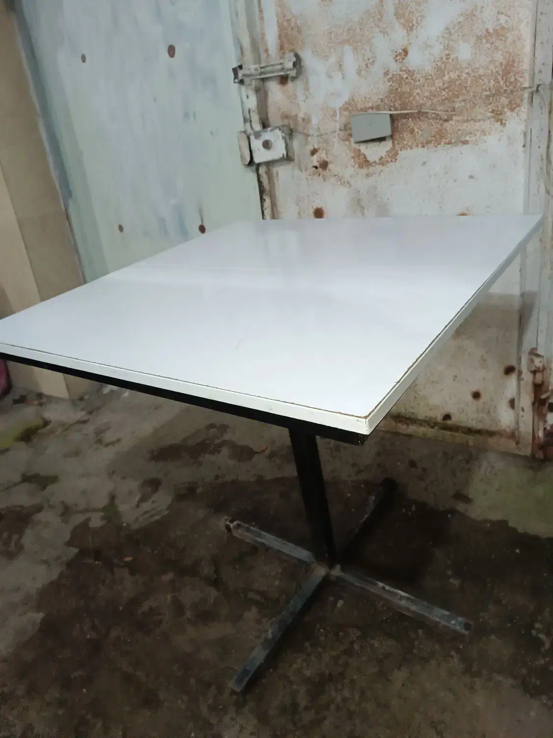 سه عدد میز محکم مخصوص کافه رستوران،فست فود|میز و صندلی غذاخوری|لنگرود, |دیوار