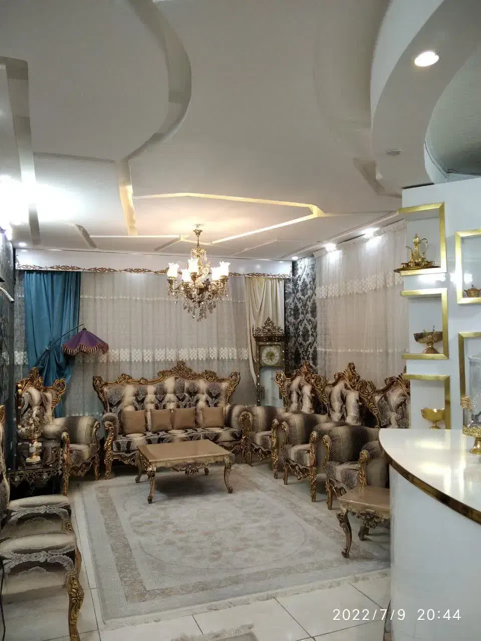 مبل سلطنتی نه نفری و میز و عسلی ها|مبلمان خانگی و میز عسلی|قم, سعادتی|دیوار