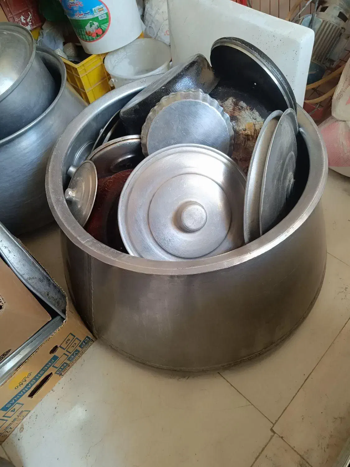 تعویض ظروف کهنه با نو|ظروف پخت‌وپز|تربت‌حیدریه, مسجد جامع|دیوار