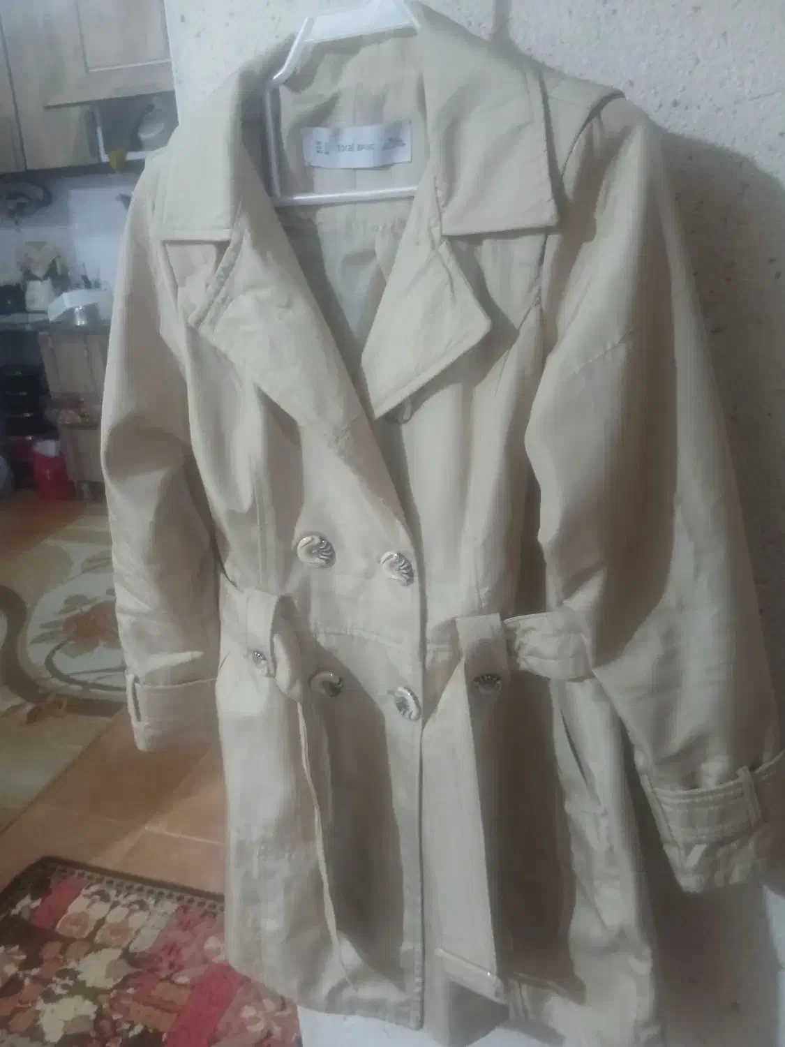 مانتو اداری و بارونی و پالتو|لباس|مهاجران, |دیوار