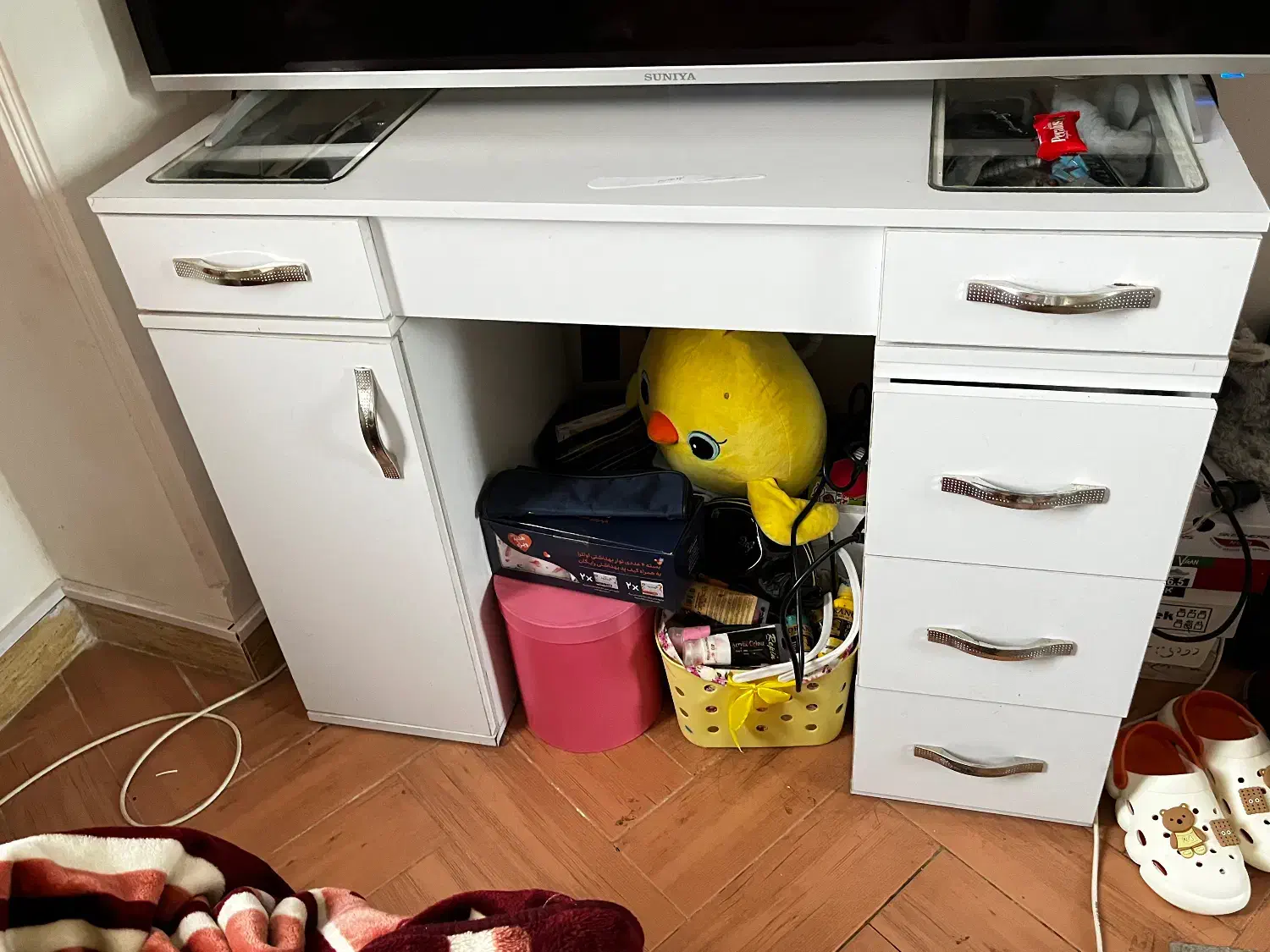 میز ناخن|آرایشگاه و سالن‌های زیبایی|رشت, سعدی (تختی)|دیوار