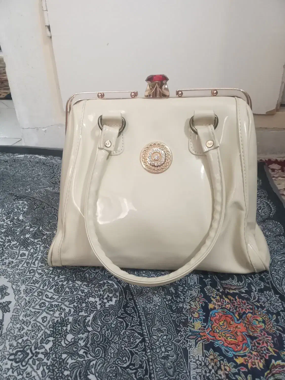 کیف مجلسی|کیف، کفش، کمربند|رباط‌کریم, رباط‌کریم|دیوار