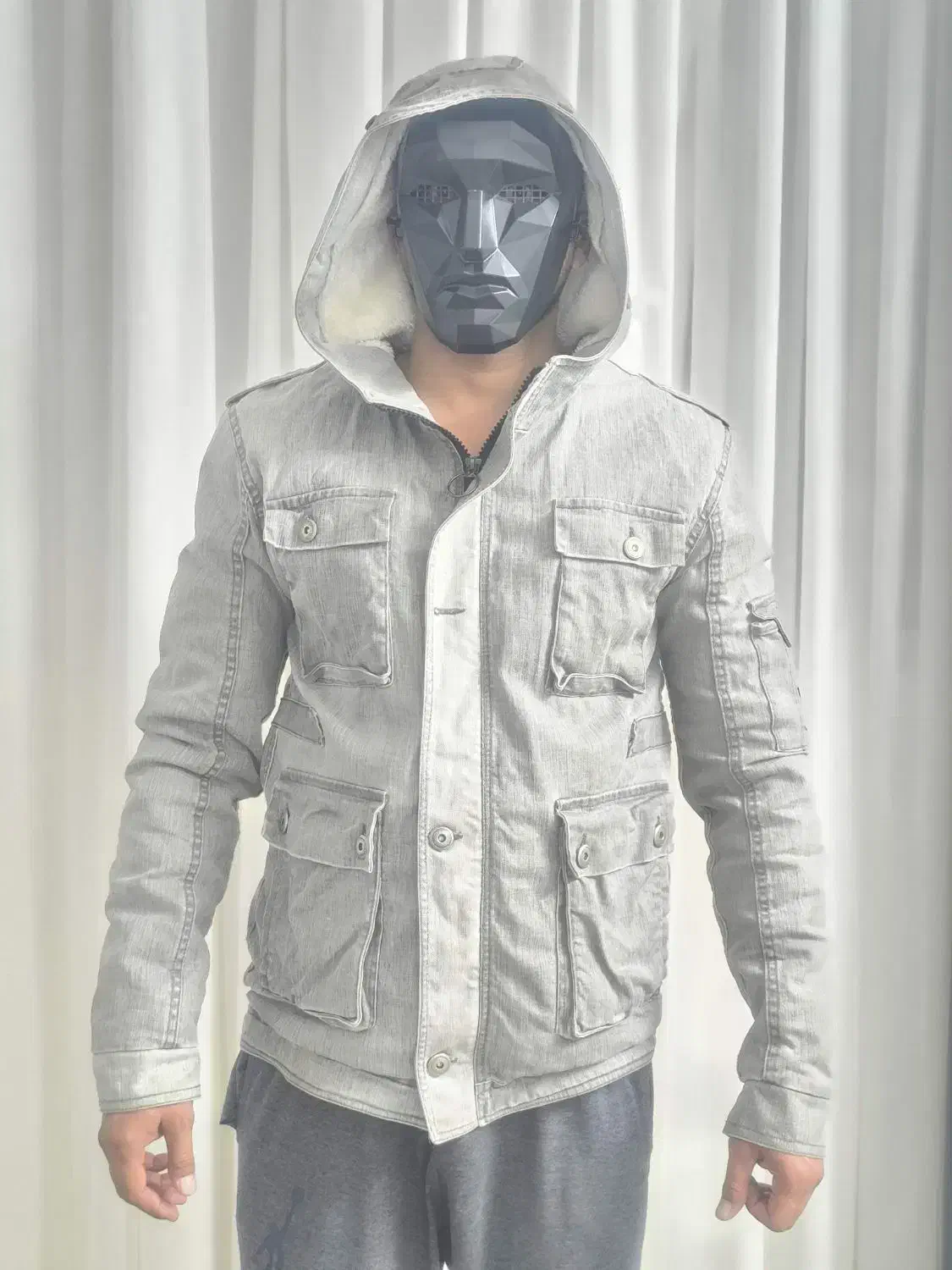 کاپشن|لباس|عطاملک, |دیوار