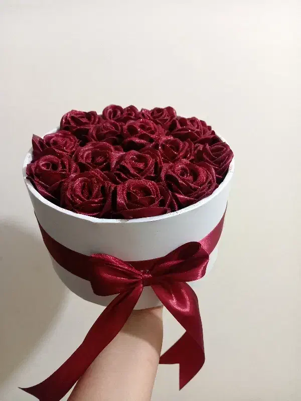 گل روبانی قرمز شاین و ساده|گل مصنوعی|شیراز, کوشک میدان|دیوار