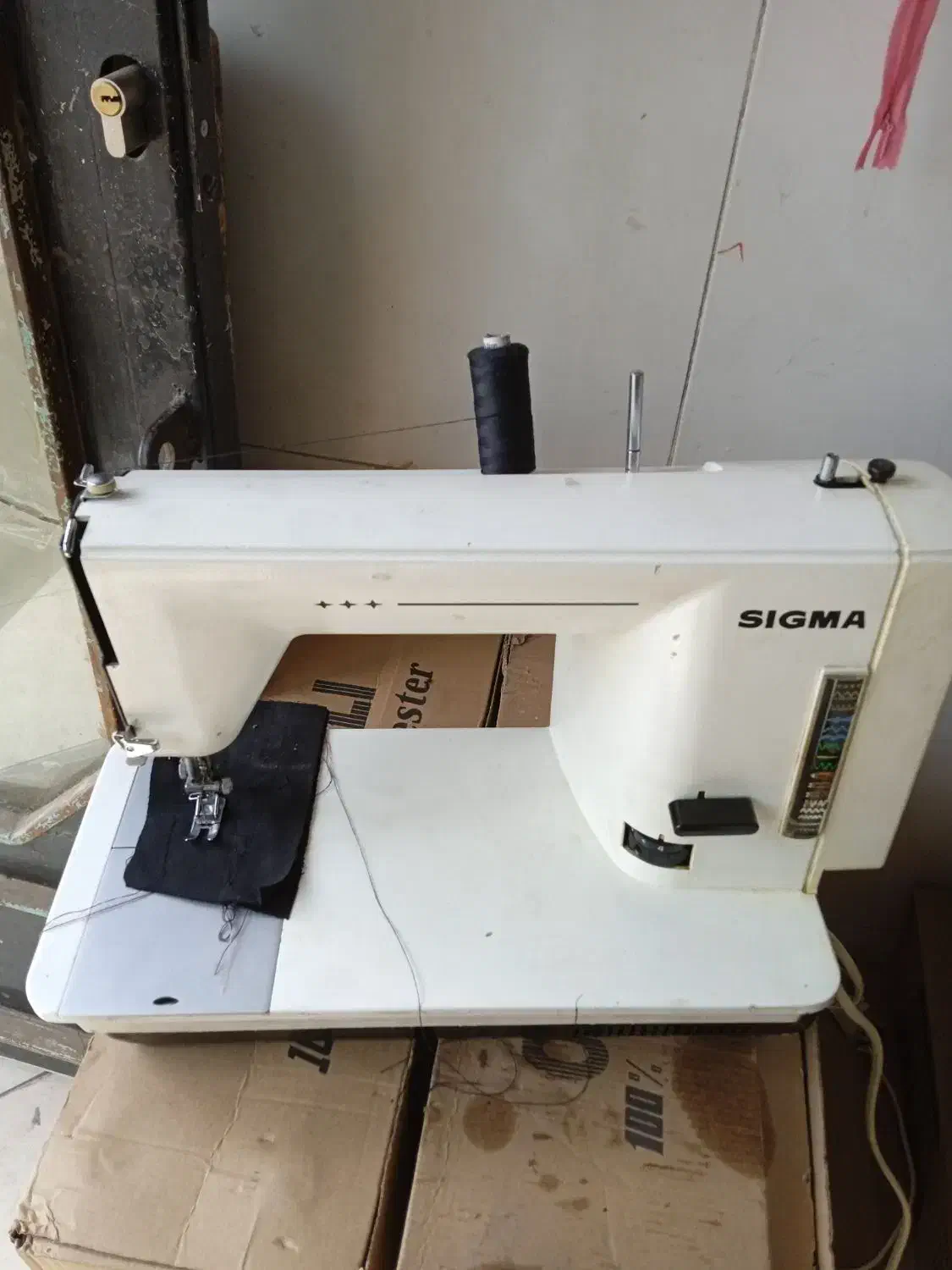 چرخ.  گلدوزی.|چرخ خیاطی و ریسندگی|قرچک, میرزائی شمالی|دیوار