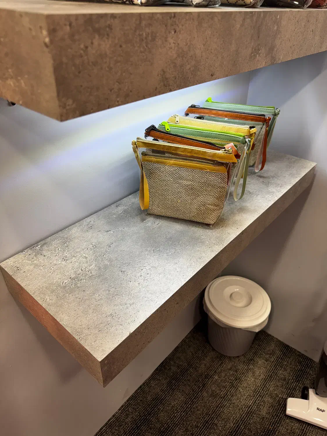 شلف دیواری پایه مخفی|کتابخانه، شلف، قفسه‌های دیواری|تهران, باغ فیض|دیوار