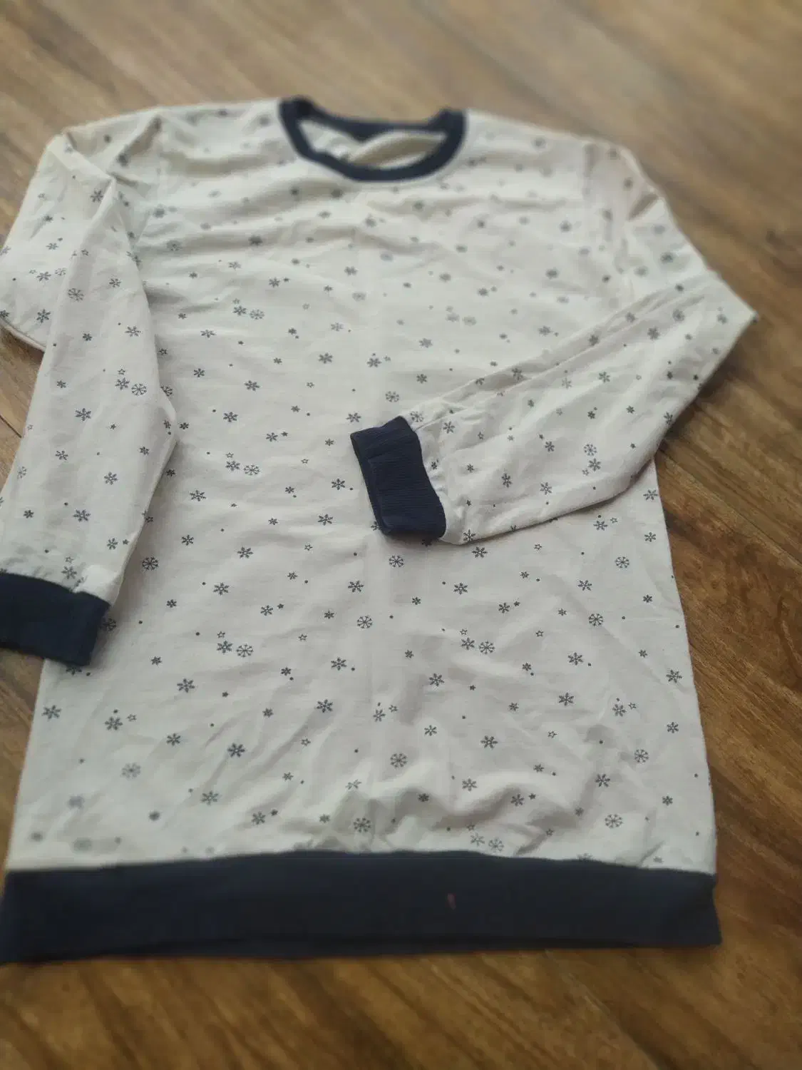 تعدادی لباس دخترونه|کفش و لباس بچه|رشت, معلولین|دیوار