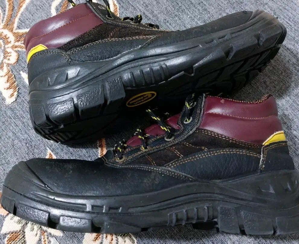 کفش ایمنی|کیف، کفش، کمربند|دورود, |دیوار