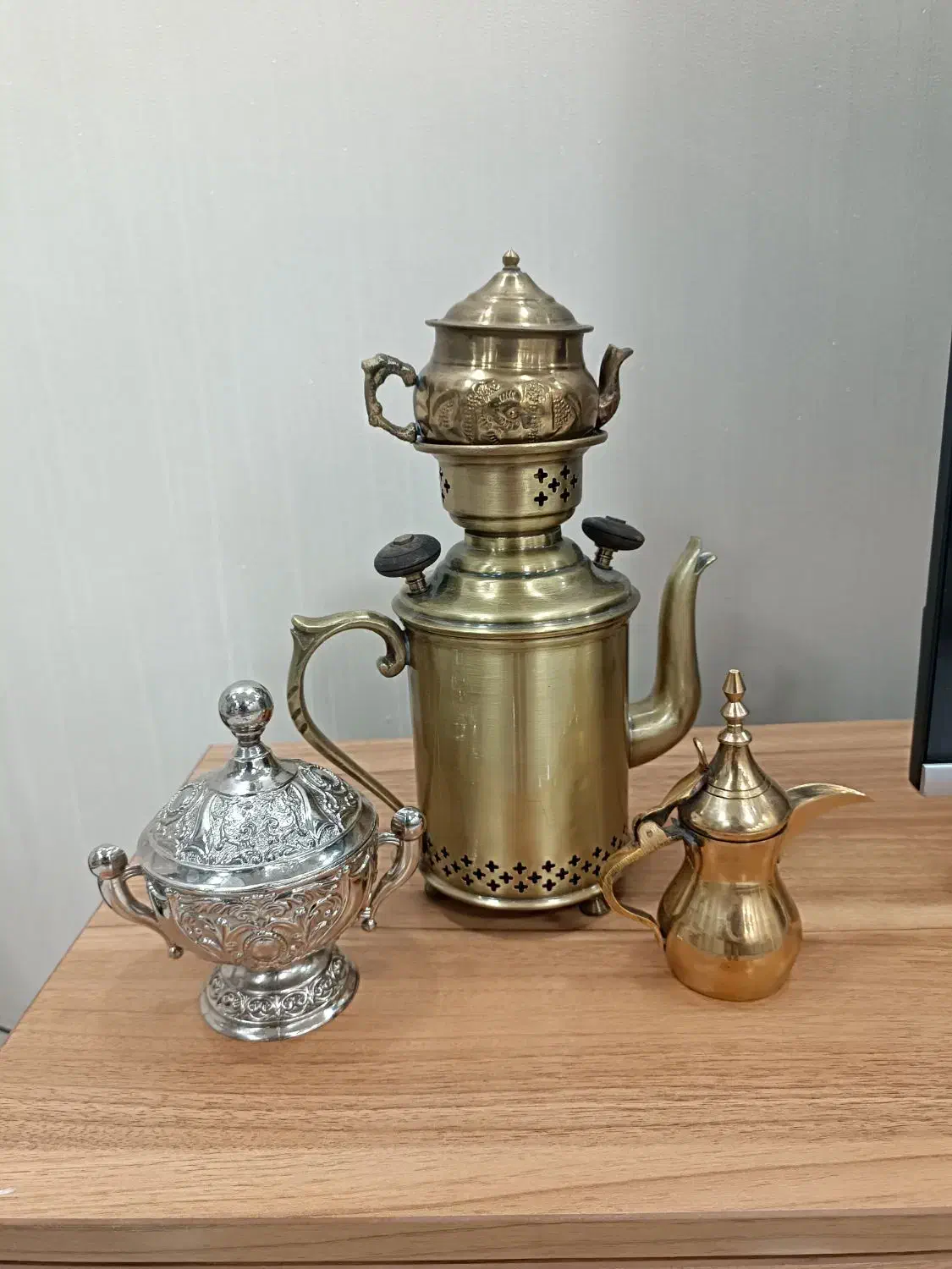 ست سنتی قوری و سماور و قندان و قهوه جوش|سماور، چای‌ساز، قهوه‌ساز|دوگنبدان, |دیوار