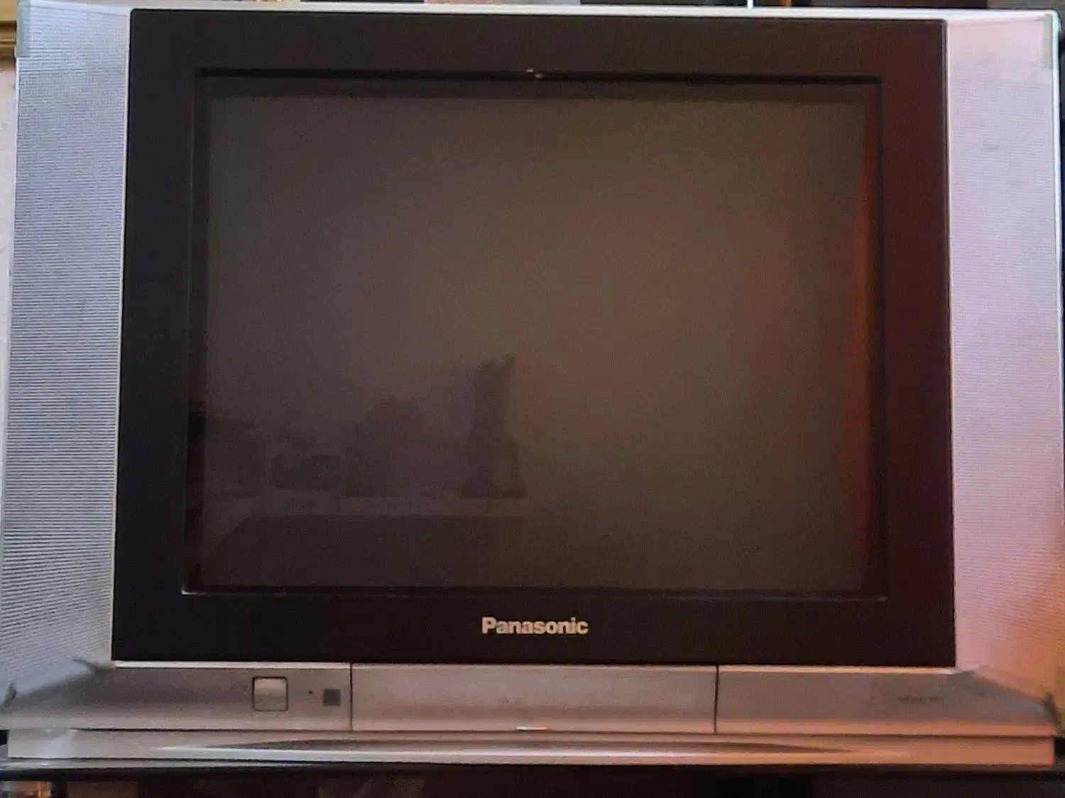 تلویزیون پاناسونیک اصل و میز ال سی دی و میز۶ نفره|تلویزیون و پروژکتور|شیراز, فرگاز|دیوار