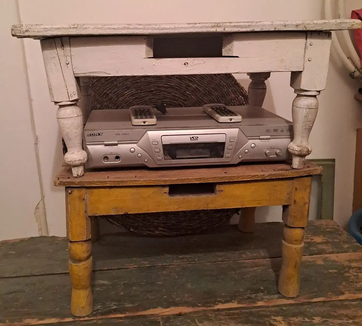 تخت کودک جعبه قالی تلویزیون یخچال قدیمی عتیغه|تخت و صندلی بچه|ارومیه, |دیوار