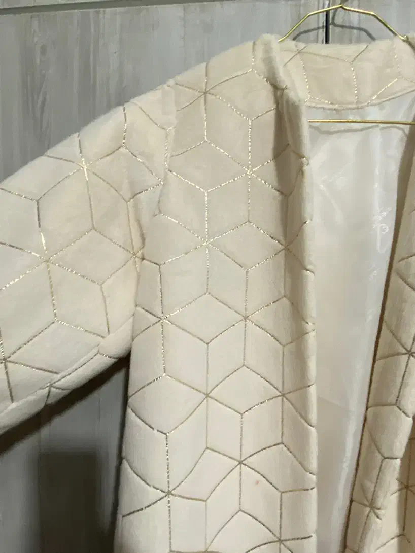 پالتو مجلسی|لباس|شیراز, میانرود|دیوار