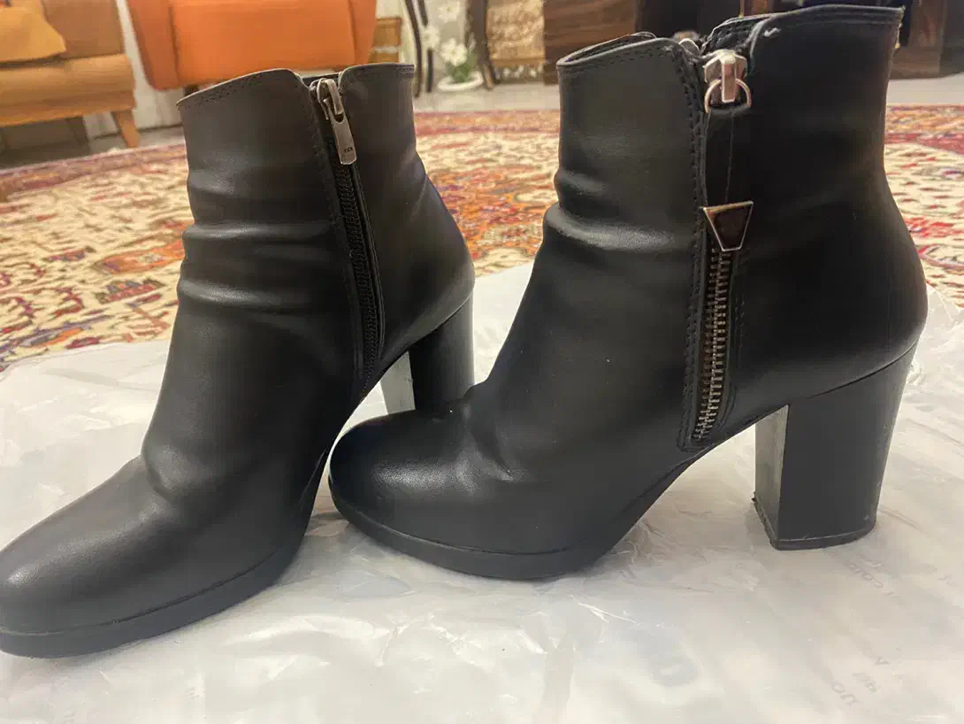 کفش|کیف، کفش، کمربند|اسکو, |دیوار